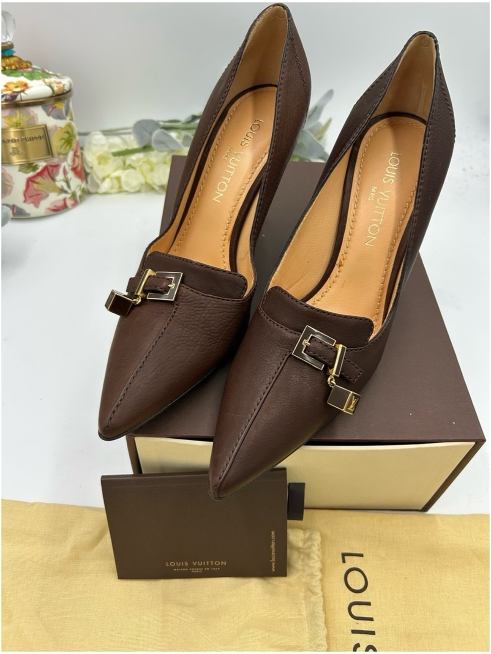 Louis Vuitton leather pumps with distinctive metal accent size 39.5